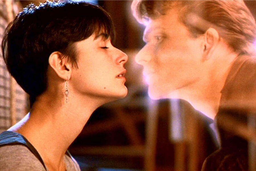 <b>«Привидение» (1990), Дэми Мур и Патрик Суэйзи</b>
<br><br>
Прощальный поцелуй живой Молли и призрака Сэма, навсегда уходящего в&nbsp;мир иной, заставил расплакаться не одну девчонку в&nbsp;90-е.
