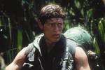 <b>«Взвод» (1987)</b>
<br><br>
Роль сержанта Элиаса в военной драме принесла Уиллему Дефо первое признание публики и номинацию на «Оскар» как лучшему актеру второго плана. Картина режиссера и сценариста Оливера Стоуна стала дебютной частью его трилогии о Вьетнамской войне. Она была основана на личном опыте службы Стоуна в 25-й пехотной дивизии США, а прототипом сержанта Элиаса стал его сослуживец Хуан Энджел Элайас.
