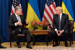 Президент США Дональд Трамп беседует с президентом Украины Петром Порошенко перед началом двусторонней встречи в рамках 72-й сессии Генеральной Ассамблеи ООН в отеле Palace в Нью-Йорке, 21 сентября 2017 года 
