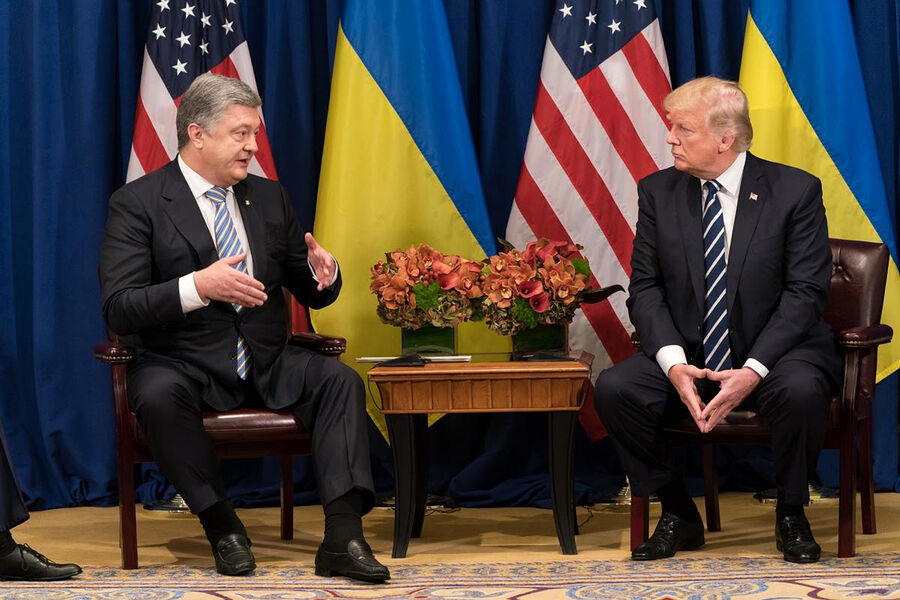 Президент США Дональд Трамп беседует с&nbsp;президентом Украины Петром Порошенко перед&nbsp;началом двусторонней встречи в&nbsp;рамках 72-й сессии Генеральной Ассамблеи ООН в&nbsp;отеле Palace в&nbsp;Нью-Йорке, 21&nbsp;сентября 2017&nbsp;года 