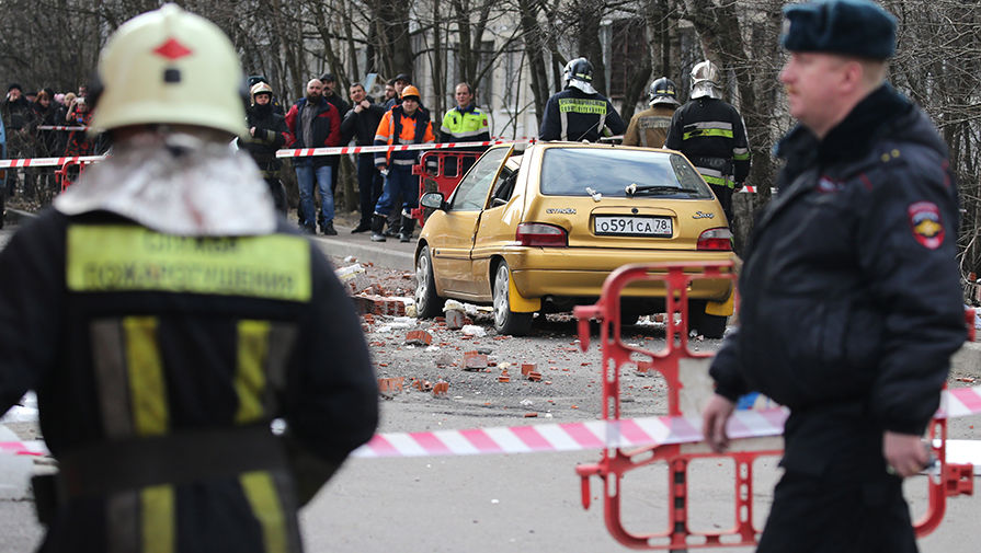 Поврежденный автомобиль у 16-этажного жилого дома на проспекте Солидарности в Санкт-Петербурге, 6 апреля 2017 года