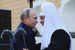 Президент России Владимир Путин и патриарх Кирилл на церемонии открытия памятного креста в честь убитого князя Сергея Александровича
в Кремле, 4 мая 2017 года