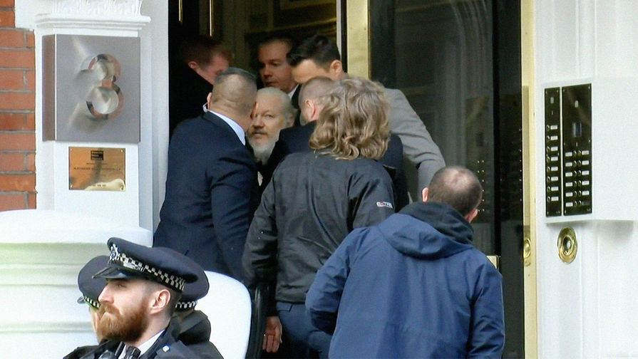 Во время задержания основателя WikiLeaks Джулиана Ассанжа около посольства Эквадора в Лондоне, 11 апреля 2019 года. Кадр из видео
