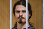 <b>Иван Подкопаев, 25 лет.</b> Был обвинен в применении не опасного для жизни и здоровья насилия в отношении представителя власти (ч. 1 ст. 318 УК). Приговорен к трем годам колонии, признал вину