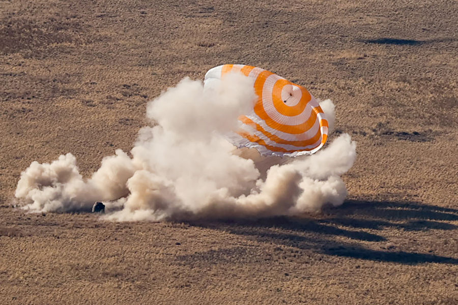 Спускаемый аппарат транспортного пилотируемого корабля &laquo;Союз МС-18&raquo; во время посадки в&nbsp;степи юго-восточнее города Жезказган, 17&nbsp;октября 2021&nbsp;года