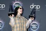 Билли Айлиш с наградами премии American Music Awards в Лос-Анджелесе, 2019 год
