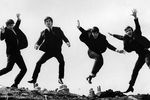 В ранних The Beatles играли барабанщик Пит Бест и художник Стюарт Сатклифф, которого пытались заставить играть на бас-гитаре