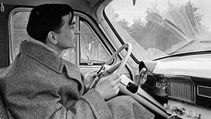 Летчик-космонавт СССР Валерий Быковский за рулем своего автомобиля, 1963 год