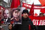 Участник митинга в честь 102-й годовщины Октябрьской революции на площади Ленина в Новосибирске, 7 ноября 2019 года