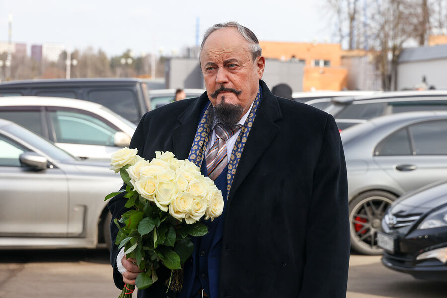 Писатель Александр Воловик перед&nbsp;началом церемонии прощания с&nbsp;певцом Бедросом Киркоровым на&nbsp;Троекуровском кладбище, 21&nbsp;марта 2025&nbsp;года
