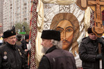 Выстраивая соратников в колонны, организаторы спорили, кому идти во главе, в итоге по традиции поставили в начале шествия «Православных хоругвеносцев», затянувших псалом.