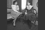 1984 год. Певицы Нани Брегвадзе (слева) и Тамара Гвердцители во время беседы