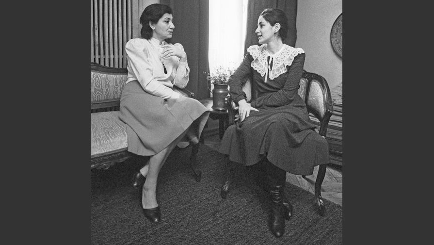 1984&nbsp;год. Певицы Нани Брегвадзе (слева) и Тамара Гвердцители во время беседы