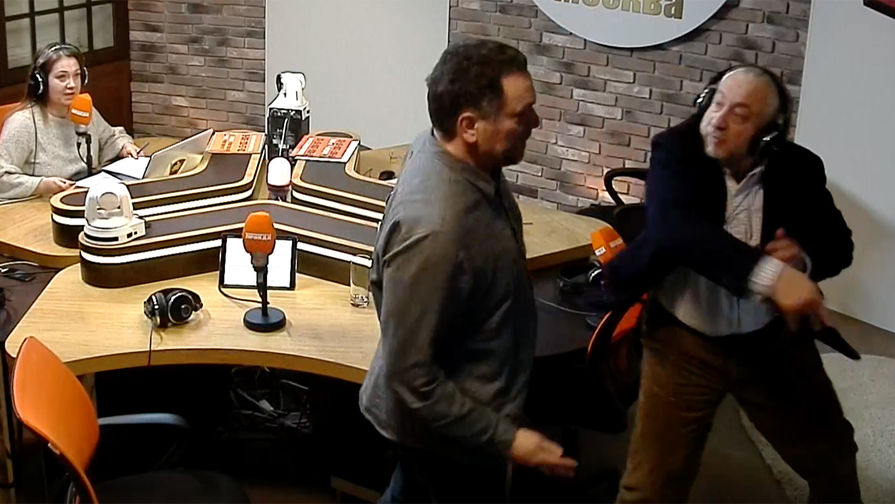 Журналисты Максим Шевченко и Николай Сванидзе во время драки в&nbsp;прямом эфире на&nbsp;радиостанции «Комсомольская правда», 30 января 2018 года