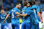 Футболисты «Зенита» отмечают забитый мяч