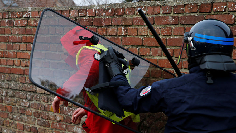 Участники акции протеста движения автомобилистов &laquo;желтые жилеты&raquo; в&nbsp;Париже, 15 декабря 2018 года