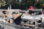 Сожженные автомобили в центре города после акций протеста, 7 октября 2020 года