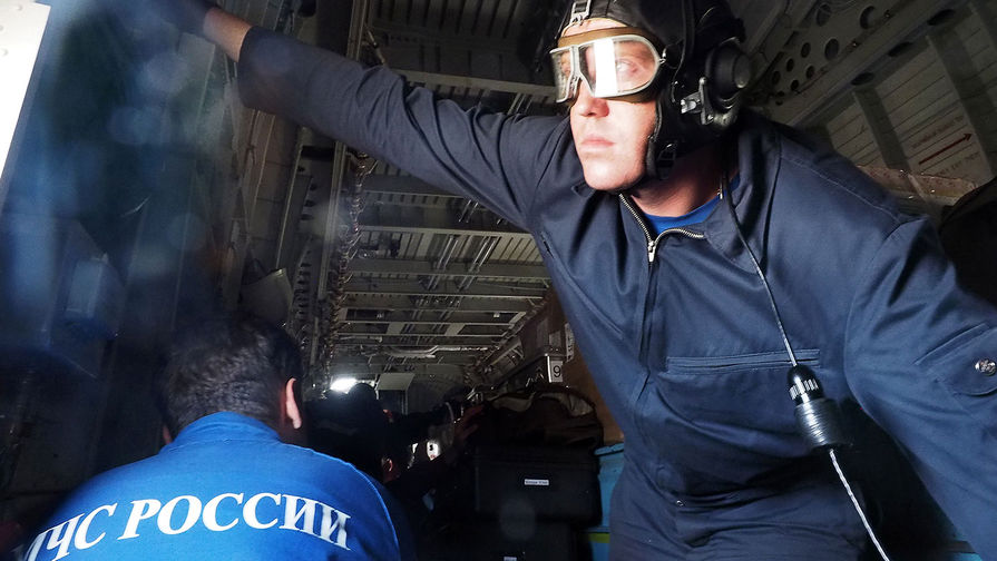 Сотрудники МЧС РФ на&nbsp;борту вертолета Ми-26 во время подготовки к&nbsp;поисково-спасательным работам пропавшего в&nbsp;Иркутской области самолета МЧС РФ Ил-76