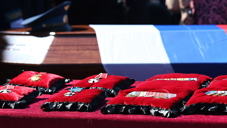 На церемонии прощания с погибшим в Сирии российским военным летчиком-инструктором Ряфагатем Хабибуллиным в городе Кореновске