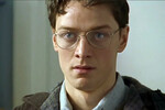 <b>«Белые зубы» (2002)</b>
<br><br>После роли в этой четырехсерийной картине по одноименному роману британской писательницы Зэди Смит на Макэвоя обратили внимание критики. Актер сыграл в мини-сериале парня по имени Джош Малфен, влюбленного в дочь одного из главных героев.
Позже Макэвой рассказывал, что Смит не считала его подходящей кандидатурой на роль. Актер был слишком стройным — а ее герой был задуман полноватым.