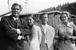 Евгений Матвеев в роли Добротина и Валерия Заклунная в роли Одинцовой в фильме Алексея Салтыкова «Сибирячка». Cправа — актриса Римма Маркова, 1973 год
