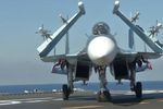 Истребитель Су-33 на палубе тяжелого авианесущего крейсера «Адмирал Флота Советского Союза Кузнецов» у берегов Сирии в Средиземном море. Крейсер «Адмирал Кузнецов» и СКР «Адмирал Григорович» впервые задействованы в операции в Сирии