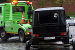 Эвакуация автомобиля Mercedes, владелец которого въехал на Васильевский спуск с угрозами взорвать транспортное средство, 3 октября 2018 года