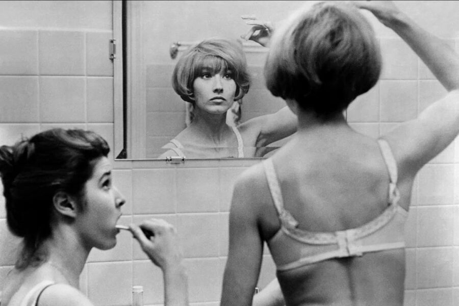 <b>«Мужское &mdash; женское» (1966) </b><br><br>
Поль (Жан-Пьер Лео) &mdash; молодой человек, только что отслуживший в&nbsp;армии и по&nbsp;рекомендации знакомой по&nbsp;имени Мадлен устроившийся в&nbsp;Париже работать в&nbsp;журнал мод. У&nbsp;него завязываются роман с&nbsp;Мадлен и дружба с&nbsp;политическим активистом, зато нет никакого жилья.<br><br>
Картина поднимает многие актуальные политические вопросы того времени, хотя снята незадолго до&nbsp;«маоистского» периода творчества Годара. На&nbsp;Берлинском кинофестиваля фильм номинировали на&nbsp;премию «Золотой медведь».
