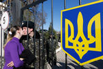 Украинский военнослужащий на территории военного объекта в 80 километрах юго-западнее Симферополя