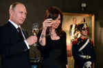 Президент России Владимир Путин и президент Аргентины Кристина Фернандес де Киршнер во время церемонии встречи во дворце «Каса Росада» в Буэнос-Айресе.