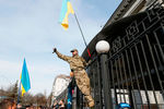 Участники митинга за освобождение украинской летчицы Надежды Савченко у посольства России в Киеве