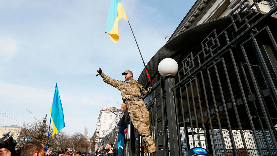 Участники митинга за освобождение украинской летчицы Надежды Савченко у посольства России в Киеве