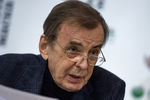 Президент фестиваля «Золотая маска» Георгий Тараторкин на пресс-конференции. 2015 год