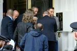 Во время задержания основателя WikiLeaks Джулиана Ассанжа около посольства Эквадора в Лондоне, 11 апреля 2019 года. Кадр из видео