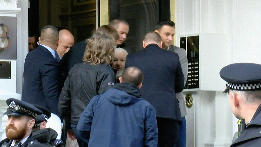 Во время задержания основателя WikiLeaks Джулиана Ассанжа около посольства Эквадора в Лондоне, 11 апреля 2019 года. Кадр из видео