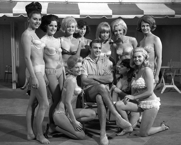 Шон Коннери с&nbsp;актрисами из&nbsp;третьего фильма бондианы «Голдфингер», 1964 год