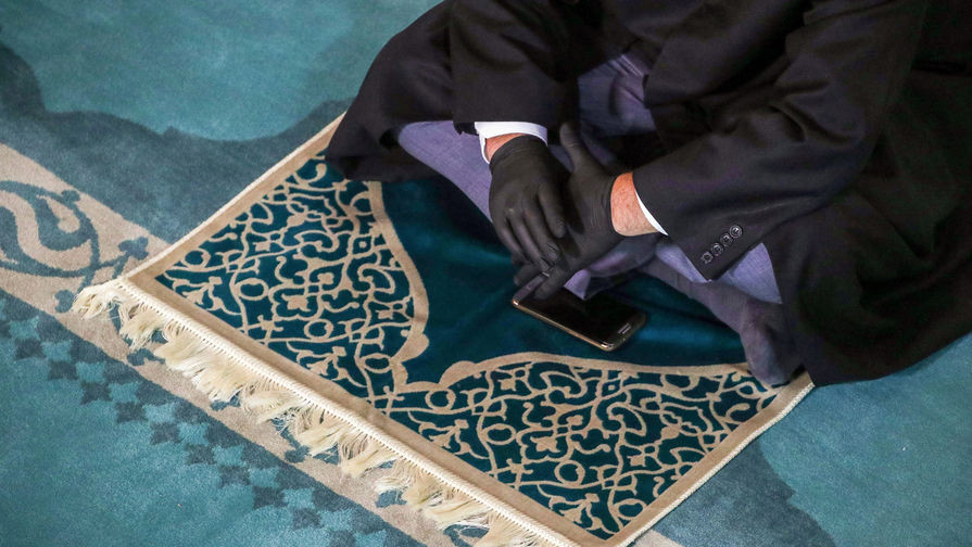 Мусульманин во время совершения намаза в&nbsp;Московской Соборной мечети в&nbsp;день праздника жертвоприношения Курбан-байрам, 31 июля 2020 года