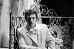 Актер Владимир Высоцкий в сцене из спектакля «Вишневый сад» в постановке Анатолия Васильевича Эфроса по одноименной пьесе Антона Павловича Чехова в Театре на Таганке, 1975 год 