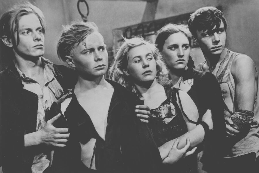 Актеры Борис Битюков, Владимир Иванов, Инна Макарова, Нонна Мордюкова, Сергей Гурзо (слева направо) в&nbsp;фильме &laquo;Молодая гвардия&raquo;, 1948&nbsp;год