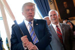 Президент США Дональд Трамп с бейсбольной битой и вице-президент Майк Пенс на мероприятии «Сделано в Америке» в Белом доме, июль 2017 года