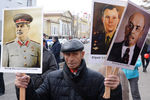 Участник шествия в честь 102-й годовщины Октябрьской революции на проспекте Мира в Красноярске, 7 ноября 2019 года