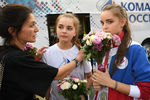 Российские гимнастки Арина (в центре) и Дина Аверины на торжественной церемонии встречи и чествования российских спортсменов, выступавших на XXXII летних Олимпийских играх в Токио, на Красной площади в Москве, 9 августа 2021 года 