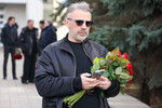 Модельер Александр Сирадекиан перед началом церемонии прощания с певцом Бедросом Киркоровым на Троекуровском кладбище, 21 марта 2025 года