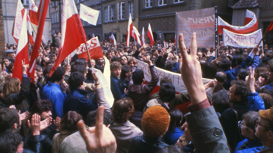 Протестующие в&nbsp;старом городе Варшавы, май 1982&nbsp;года
