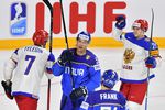Игрок сборной России Иван Телегин, игроки сборной Италии Маркус Гандер, Даниэль Франк и игрок сборной России Александр Барабанов (слева направо) в матче группового этапа чемпионата мира по хоккею 2017.