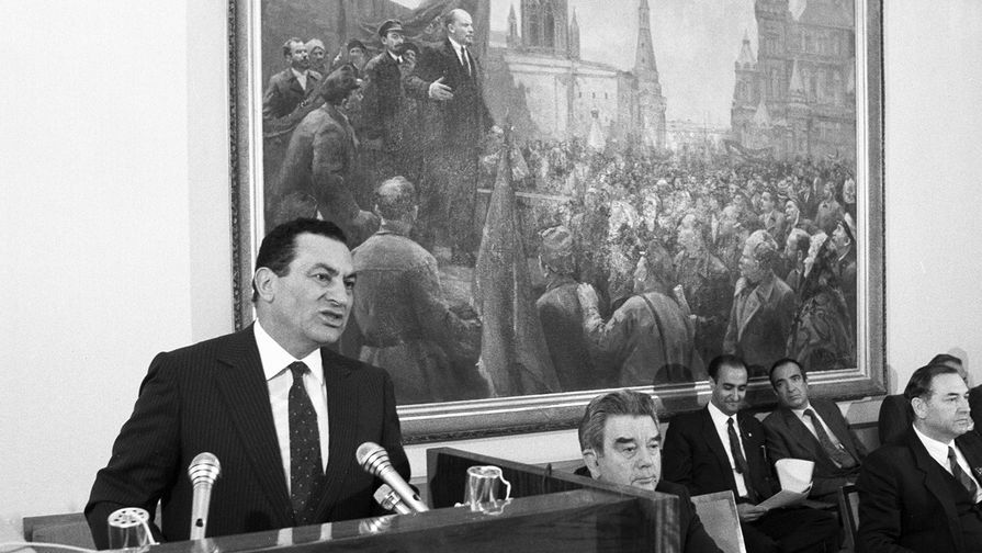 Президент Египта Хосни Мубарак выступает на встрече с народными депутатами СССР во время официального визита в Москву, 1990 год