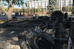 Сожженные автомобили в центре города после акций протеста, 7 октября 2020 года