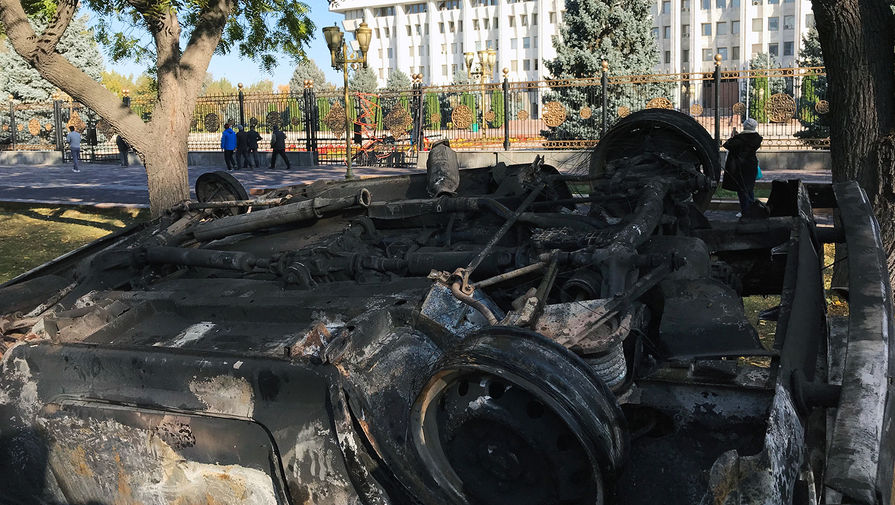 Сожженные автомобили в центре города после акций протеста, 7 октября 2020 года