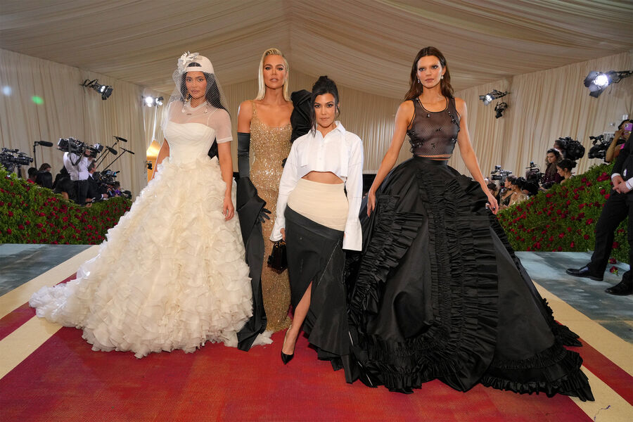 Хлои Кардашьян с&nbsp;сестрами на&nbsp;ежегодной выставке моды Института костюма Met Gala, 2022&nbsp;год