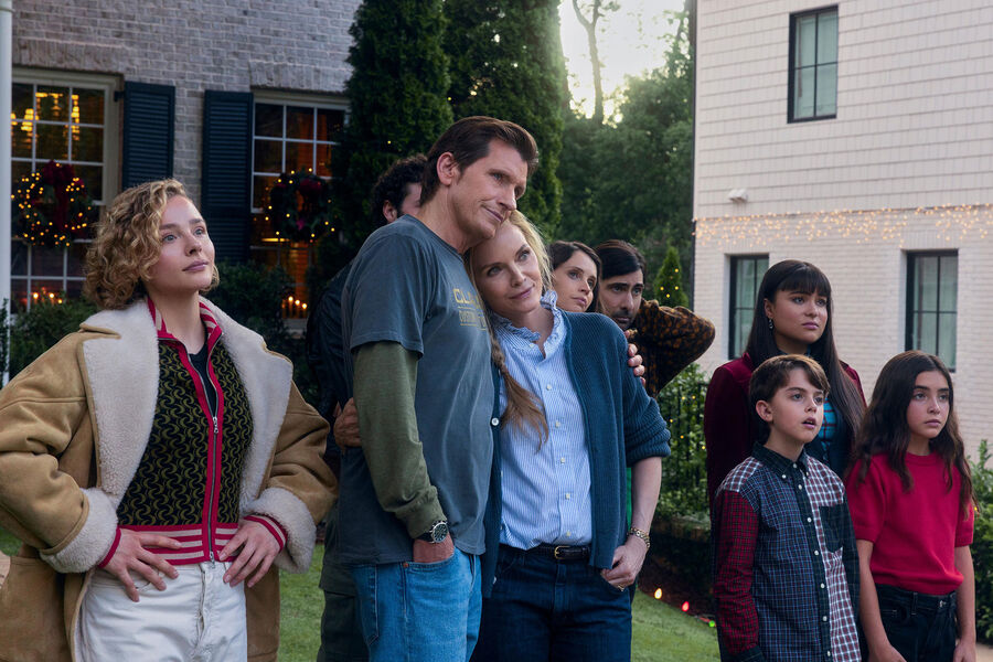 <b>«Боже. Как. Смешно.» (Oh. What. Fun.), реж. Майкл Шоуолтер</b>
<br><br>
<b>Где и когда смотреть:</b> на&nbsp;Amazon Prime Video &mdash; с&nbsp;3 декабря
<br><br>
Рождественская комедия Майкла Шоуолтера («Жаркое американское лето», «Глаза Тэмми Фэй»), в&nbsp;которой Мишель Пфайффер играет матриарха большого семейства, не замечающего ее стараний до&nbsp;тех пор, пока она не исчезает. В&nbsp;фильме снялись Фелисити Джонс, Хлоя Грейс Морец, Даниэль Брукс, Доминик Сесса, Денис Лири, Джейсон Шварцман и Ева Лонгория.